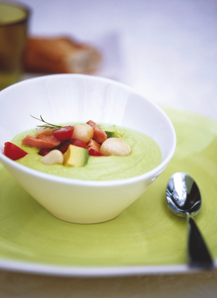 マカダミア衣のチキンのサルサ添え