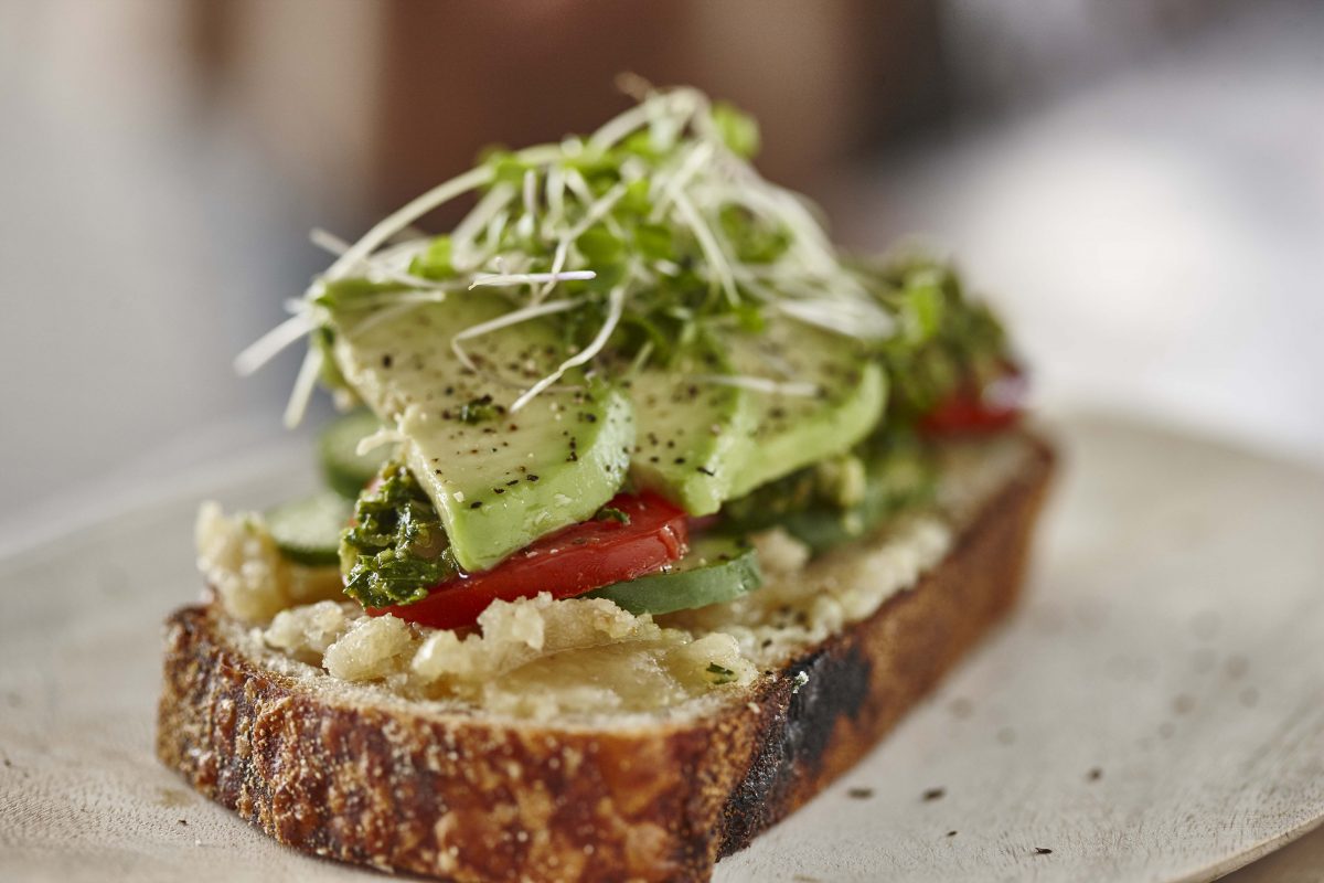 ガーリックマカダミアバターとサルサベルデのオープンサンド オーストラリア・マカダミア協会