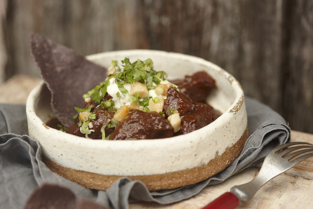 マカダミア衣のチキンのサルサ添え