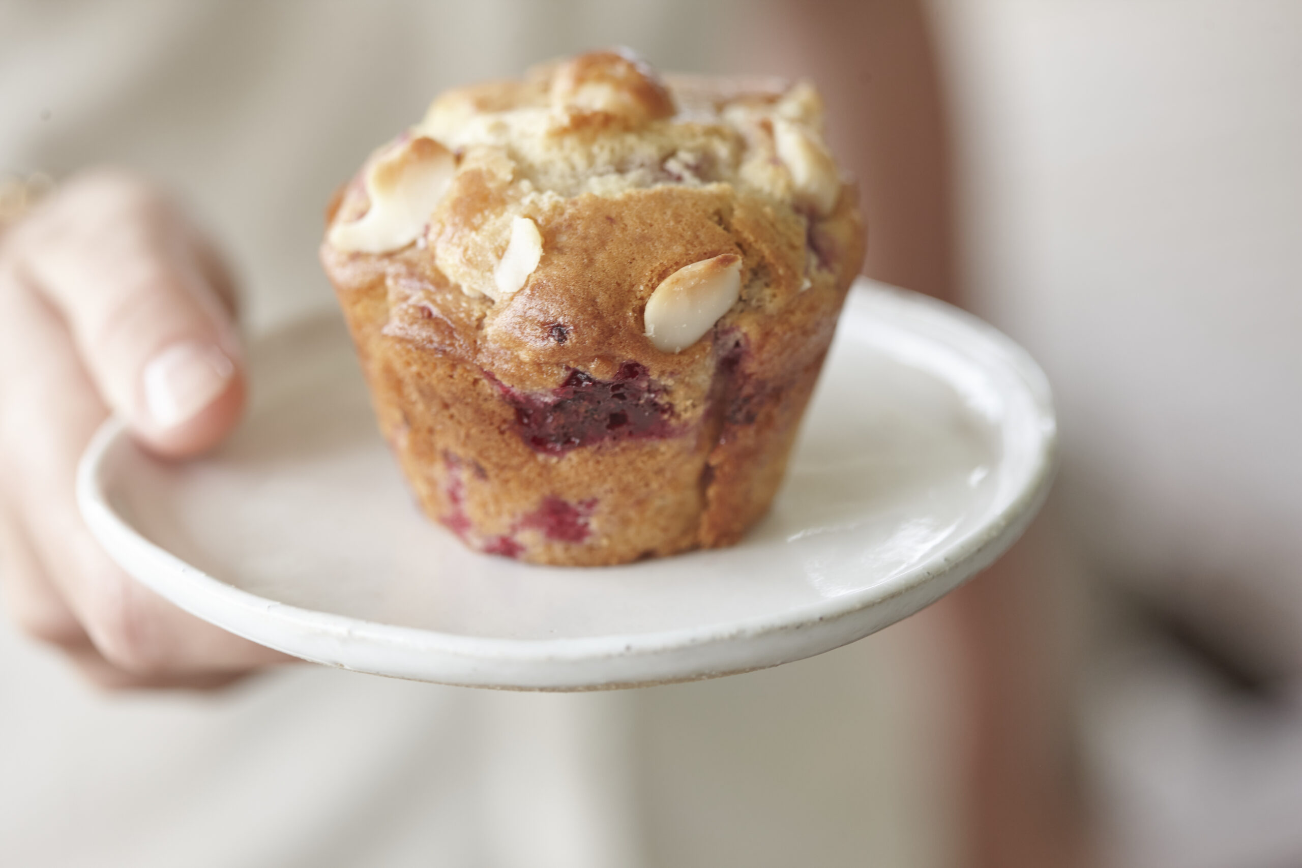 マカダミアとホワイトチョコレートのラズベリー・マフィン